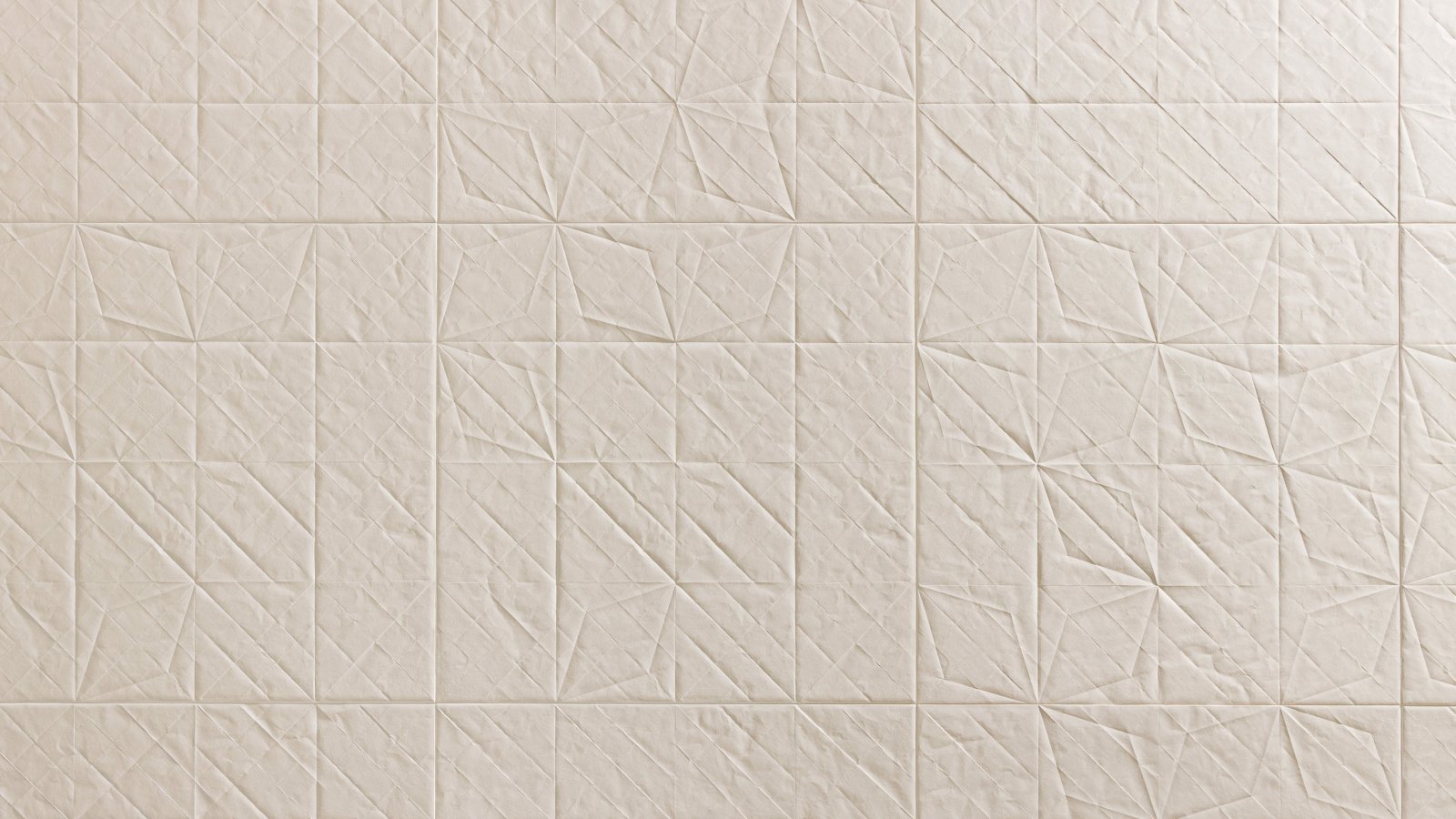 משטח פורצלן Folded של Mutina עם תבליט נייר מקופל