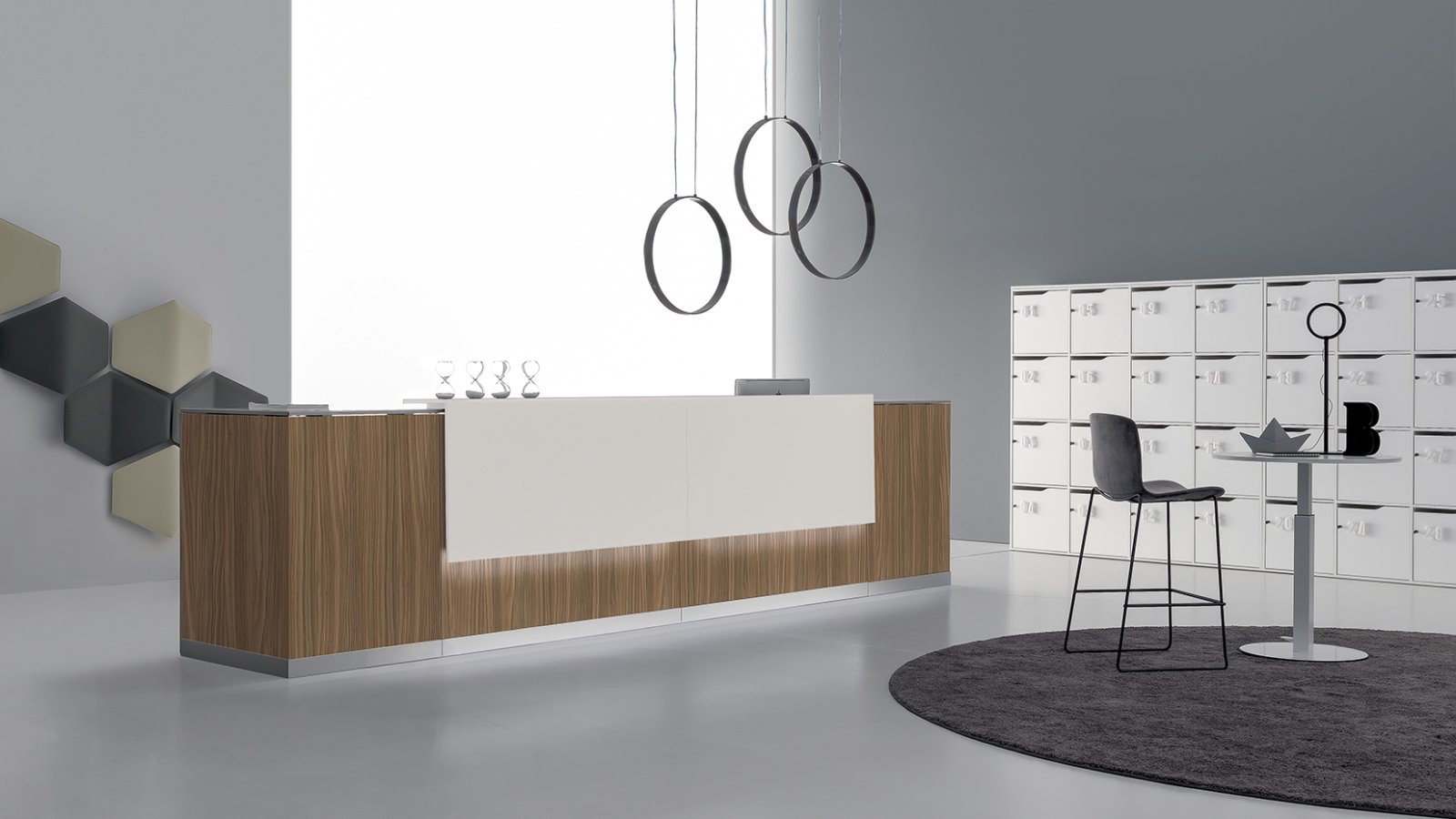 דלפק קבלה Qubo מבית DVO Office באלון טבעי עם משטח עליון לבן