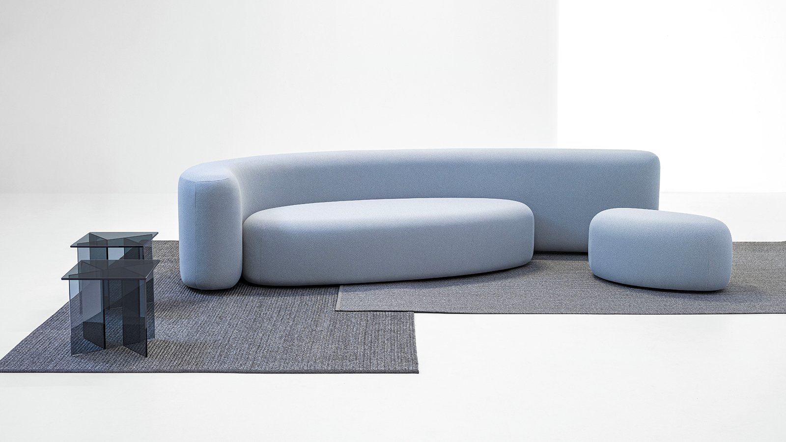 ספת Lisse של LaCividina במבט חזיתי, לכל אורכה, על רקע בהיר ונקי