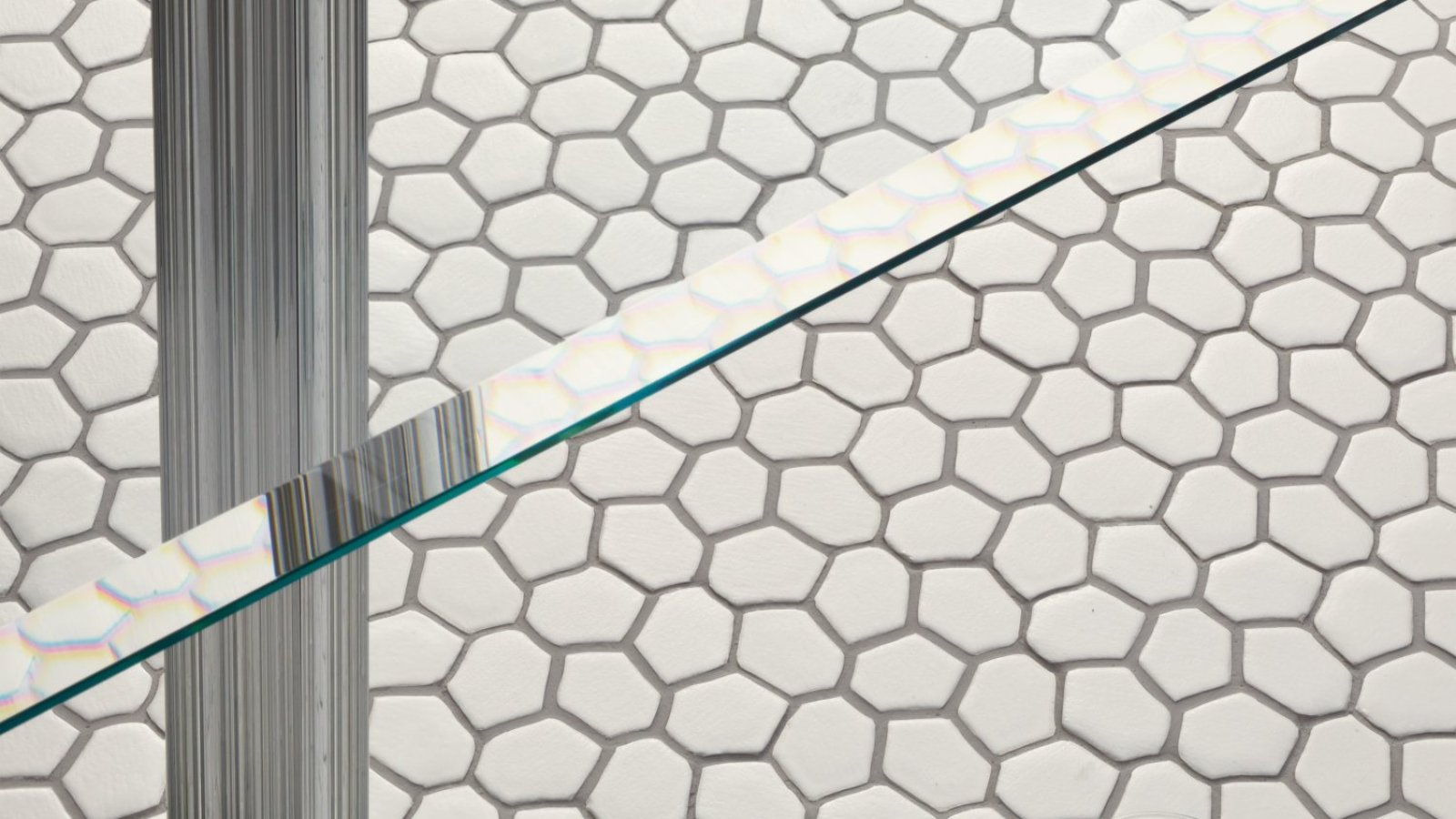 קיר פסיפס Botanica של Mutina עם אלמנטים אורגניים White