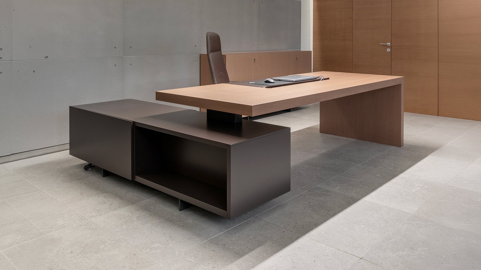 שולחן מנהלים Asymmetrical של Tecno, משטח הכתיבה ומידת השולחן כולה