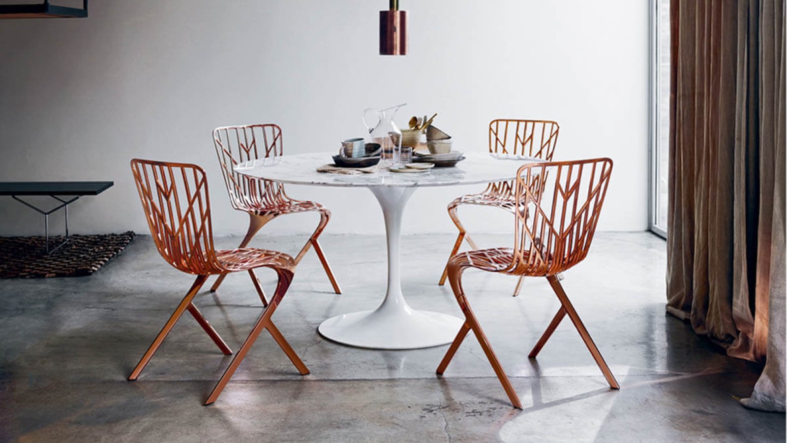שולחן ישיבות Saarinen אובלי של Knoll עם משטח שיש בחדר דירקטוריון