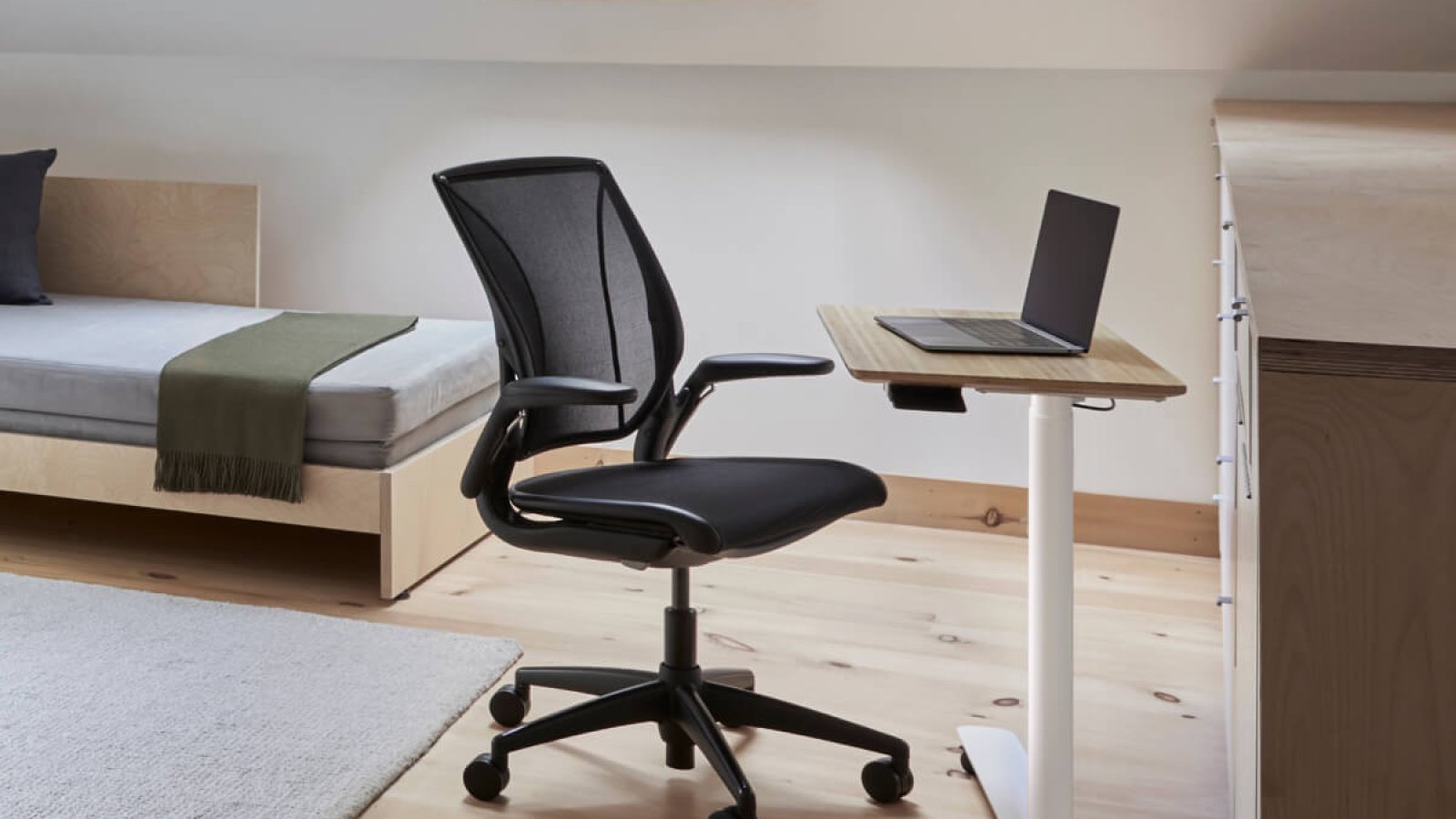 כיסא משרדי ארגונומי World LM של Humanscale בהטיה לאחור