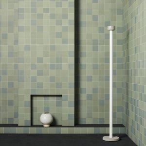 חדר רחצה משרדי מחופה באריחי Mews בגוון Light Blue