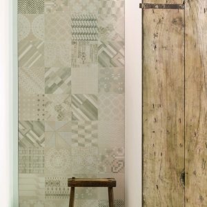 קיר פאצ'וורק מאריחי Azulej Grigio combination של Mutina