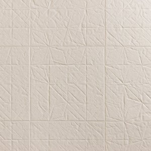 משטח פורצלן Folded של Mutina עם תבליט נייר מקופל