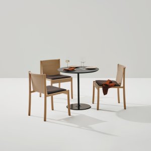 קונכייה מרופדת ותפרים בכיסא Kata Chair