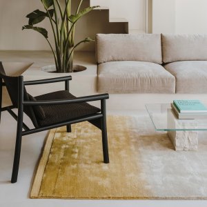 ליד שולחן נמוך ניצבת Kata Lounge