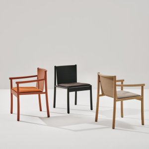 באזור ההמתנה: Kata Chair עם משענות יד