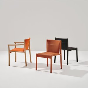 ליד הדלפק עומד Kata Chair בלי משענות