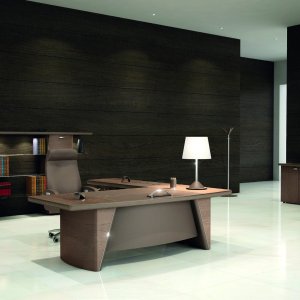 פס מתכת מצופה זהב 24 קראט בצד של שולחן iSixty Luxury
