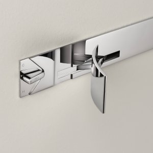 מקרוב: הפיקוד של קולונת המקלחת Cut Plus