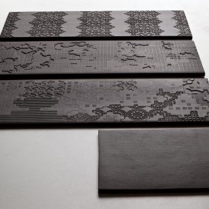 Bas-Relief Nero עם אור-צל עמוק