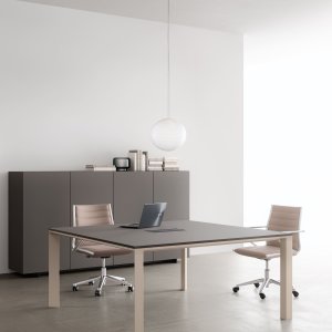דלת הזזה ביחידת השירות של שולחן Planeta