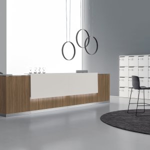 דלפק קבלה Qubo מבית DVO Office באלון טבעי עם משטח עליון לבן