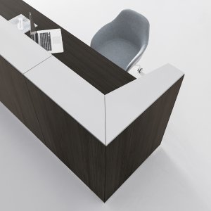 משטח קבלה בגוון טרה ד׳אומברה על דלפק Qubo מבית DVO Office