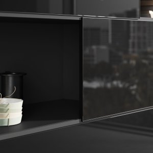 מדפי boiserie של Elite עם פס LED מובנה מאחורי השולחן