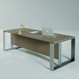 Top access פתוח במשטח Altagamma עם מודול שקעים Schuko ו-RJ45