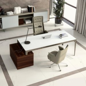 ארון שירות עם top access פתוח מתחת למשטח של Grand More