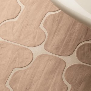 אריחי Figure בגוון Chalk Matt של Mutina בשתי הצורות האורגניות