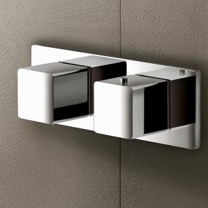 הרכב מקלחת Mint של Fantini: ראש גשם Acquafit, תרמוסטט לשלוש יציאות וערכת מזלף