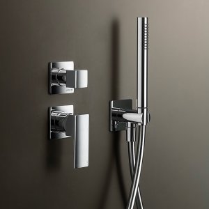 Fantini Mint: ברז הקיר לכיור בגימור Matt Black מעל כיור רחצה