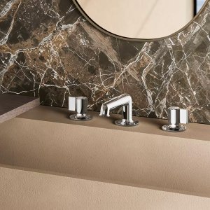 עמוד המקלחת Flora Outdoor ליד בריכה, בגימור פלדה מוברשת