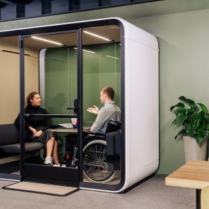 Framery Four Accessible עם ריהוט מתקפל