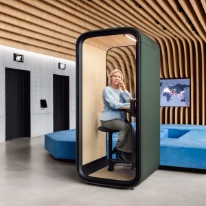 פנים התא Framery One Compact עם שולחן מלבוד ליבנה