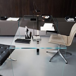 משטח קריסטל צבוע מאחור בשולחן Air Desk