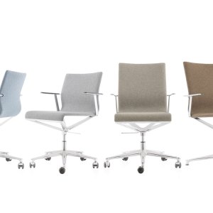 כסאות לחדר ישיבות Stick Chair של ICF Office סביב השולחן