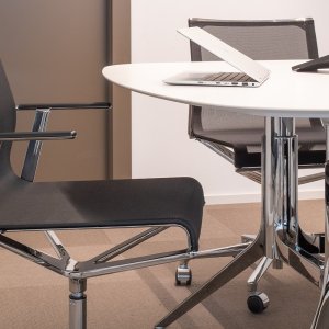 בסיס חמש זרועות עם גלגלים ב-Stick Chair