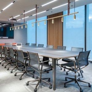 גימור מצופה כרום בשלדת Stick Chair