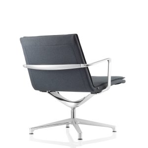 שורת כיסאות Valea Chair לאורך שולחן הישיבות