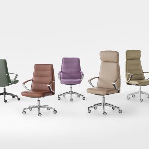 כורסת Klivia של Kastel בגב גבוה ובדמוי עור בגוון טאופ מאחורי שולחן מנהלים
