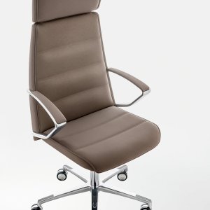משרד עורך דין עם כורסת Klivia בגב גבוה ושתי כורסאות אורחים