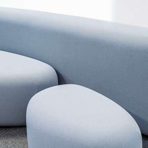 שני פופי Lisse, הקטן והבינוני, עומדים זה ליד זה באולם פתוח