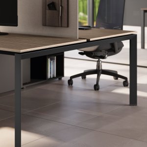 Desking-bench תפעולי 5th Element מבית Las Mobili על רגלי גשר טרפזיות מפלדה משוכה