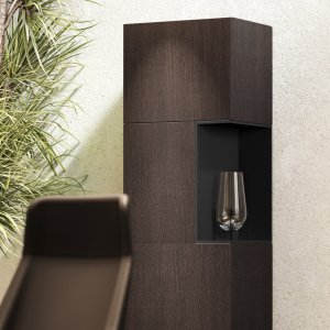 ארון נמוך Monolith ברוחב 240 ס״מ עם דלתות הפיכות push-to-open