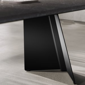 שולחן קפה Monolith עם משטח קרמי Calacatta ורגלי V שחורות