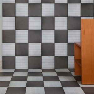 Aurore Light Grey Grid S ו-Grid L בחדר הרחצה של ההנהלה
