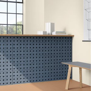 קיר Bloc Grey מאחורי שולחן ישיבות