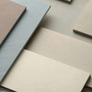 Otto של Mutina בגוון Acqua A4 לצד Mater Segno Bianco