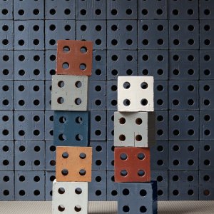 מגדלי בלוקים צבעוניים של Bloc מול קיר Bloc Blue
