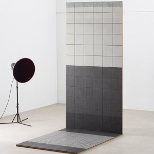 דוגמת Mesh White של Tape Mutina על בסיס לבן