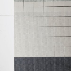 דוגמת Cobble White של Tape Mutina על בסיס לבן