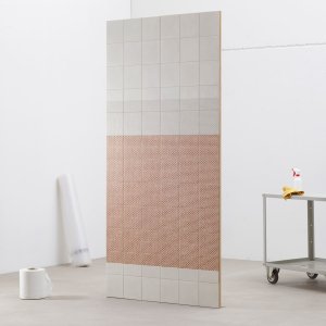 דוגמת Mesh Black של Tape Mutina על בסיס שחור