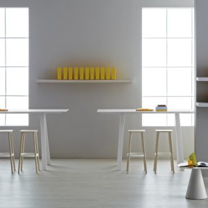 חדר ישיבות עם Arki-Table בגודל 360×120 וכיסאות