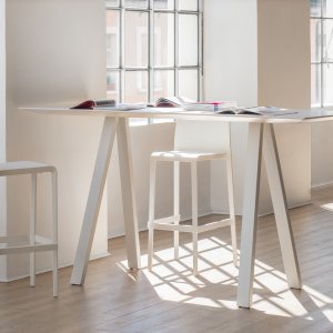 מסגרת אלומיניום משוך הנושאת את המשטח של Pedrali Arki-Table