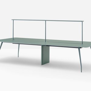 ערכת K_LUCE מעל Rizz Workstation עם צמחים על המדף העליון